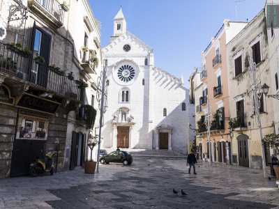 Ci basta percorrere pochi metri per raggiungere la pittoresca Piazza Odegitria che si estende all�ombra del prospetto romanico della Cattedrale di San Sabino inaugurata nel 1292 sulle rovine del duomo distrutto da Guglielmo il Malo nel 1156